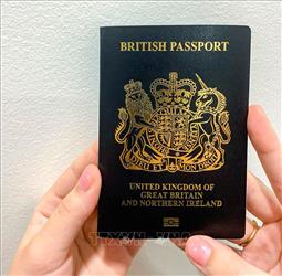 Anh chính thức đổi màu hộ chiếu sau sự kiện Brexit